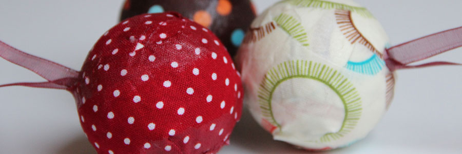 Lutin sur une boule de Noël. Kit point de croix avec tambour. Dutch Stitch Brothers DSB043F